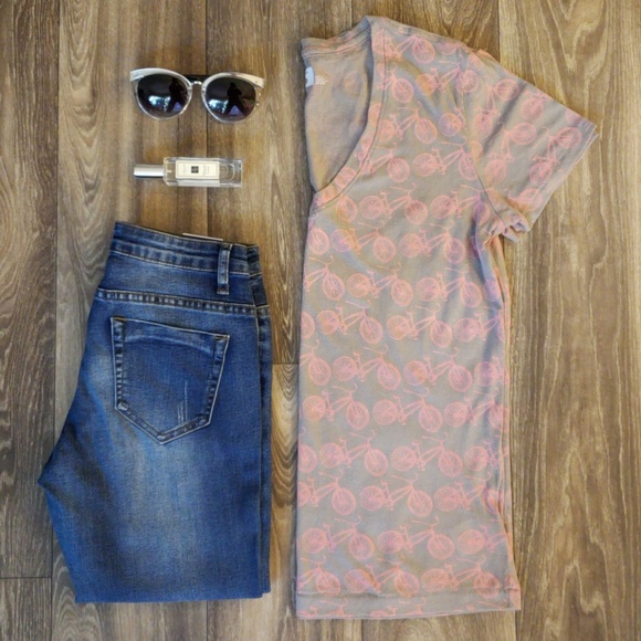 BDG Tops - 3/$15 VGUC BDG Bike Print Graphic V Neck Tee